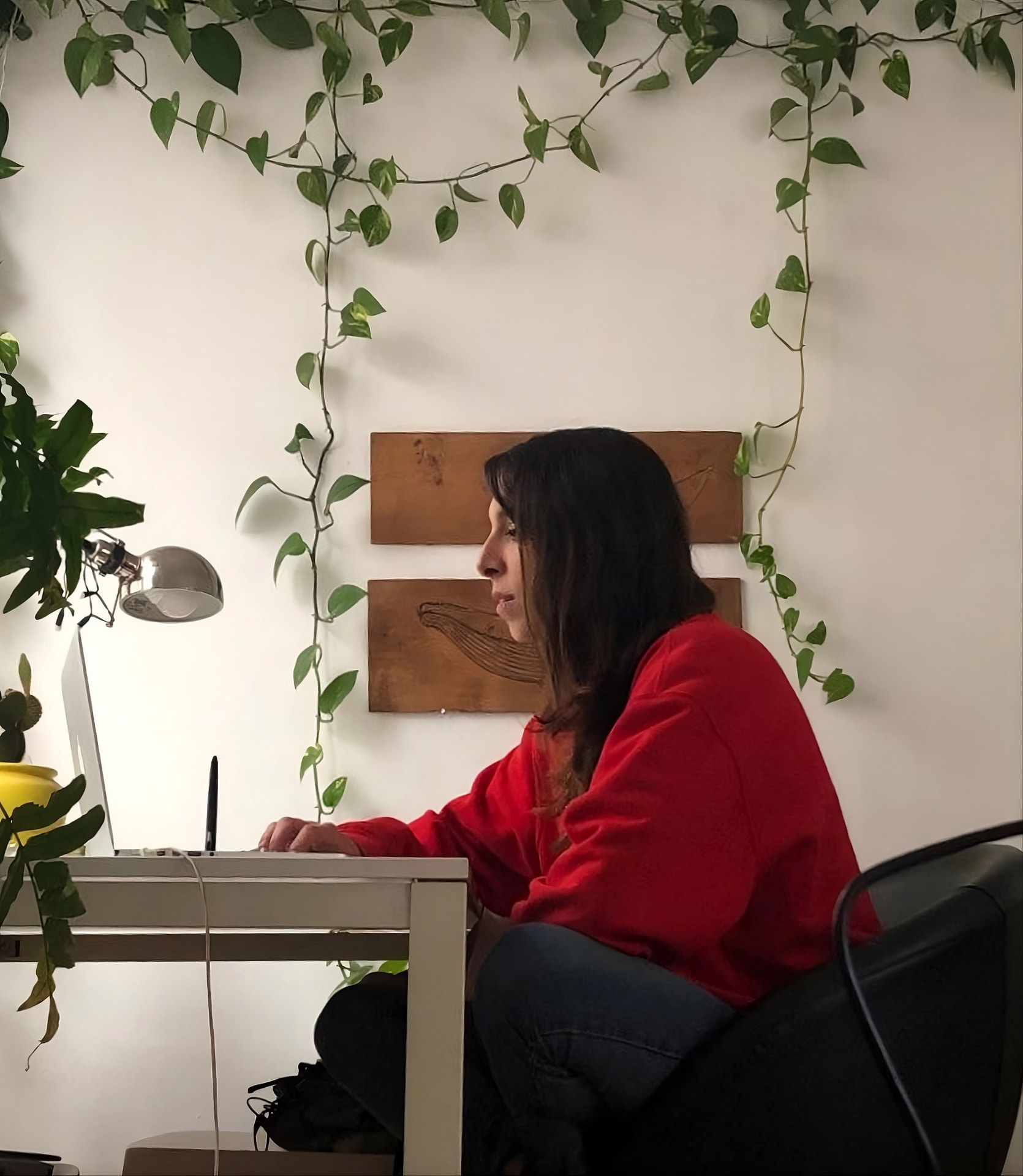Marta Contreras treballant al seu estudi