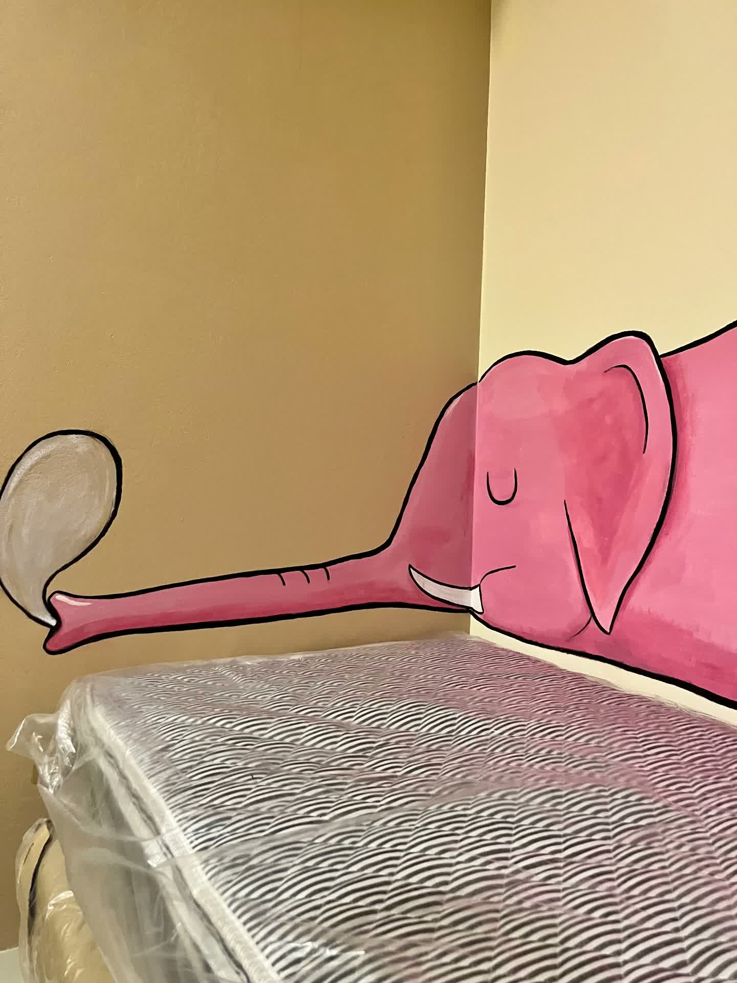 Detall del mural de l'elefant rosa
