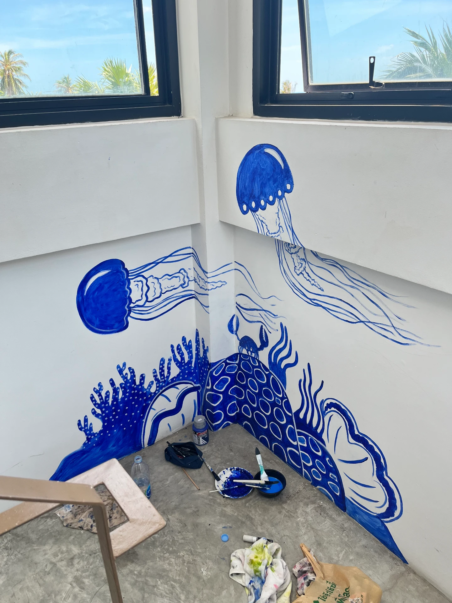 Mural marí blau amb meduses i corall en un racó de Phuket