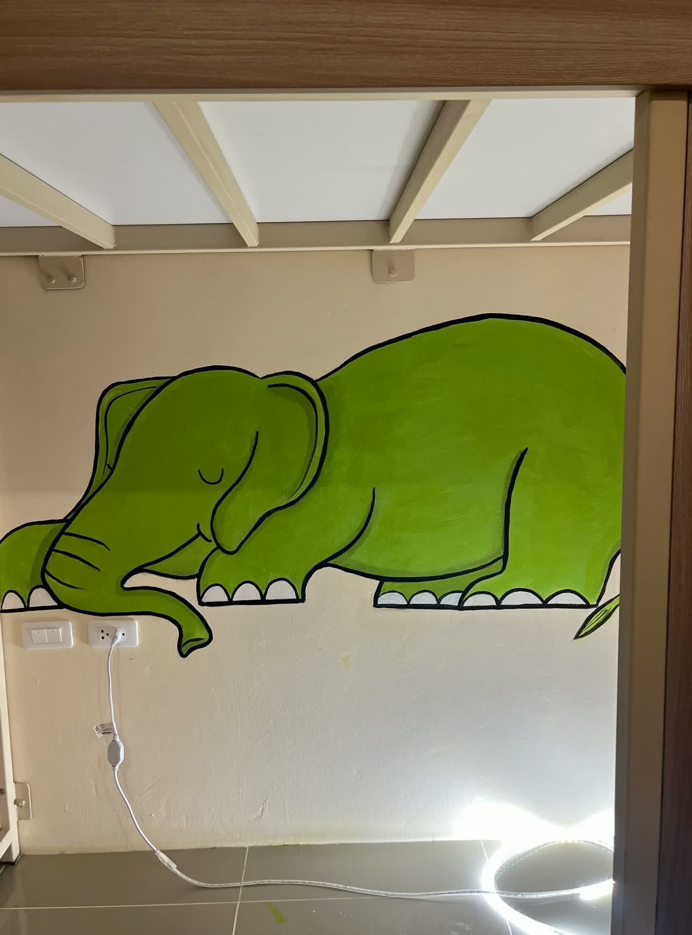 Mural d'un elefant verd dormint