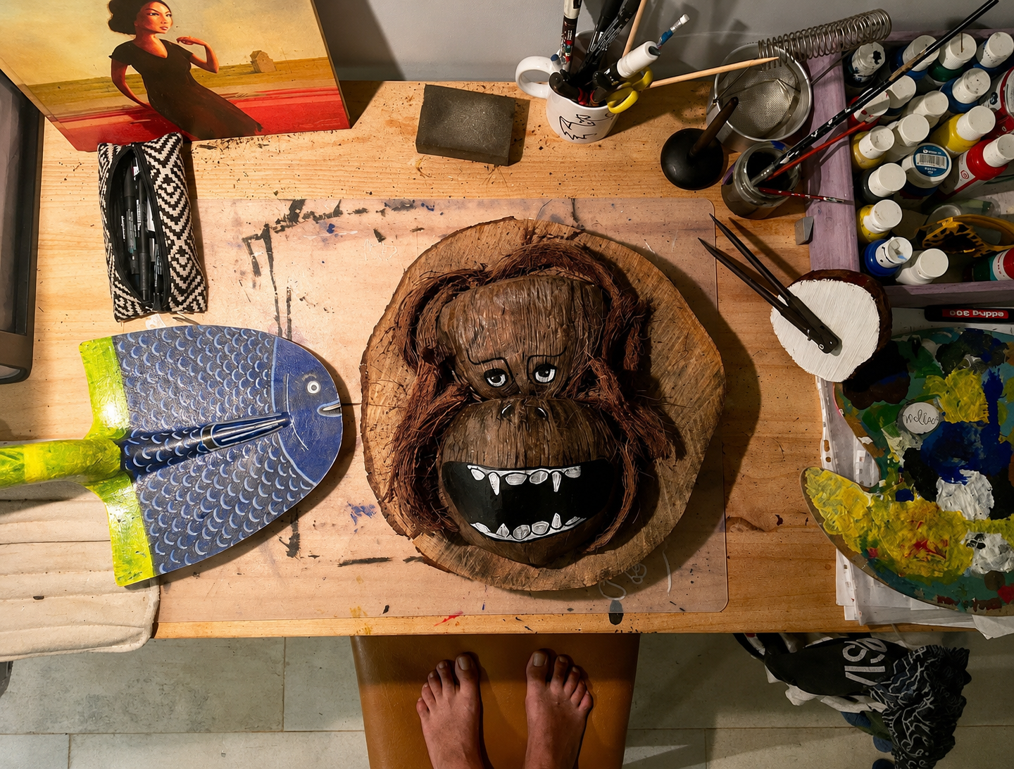 Taller de creació: màscara de simi pintada sobre fusta