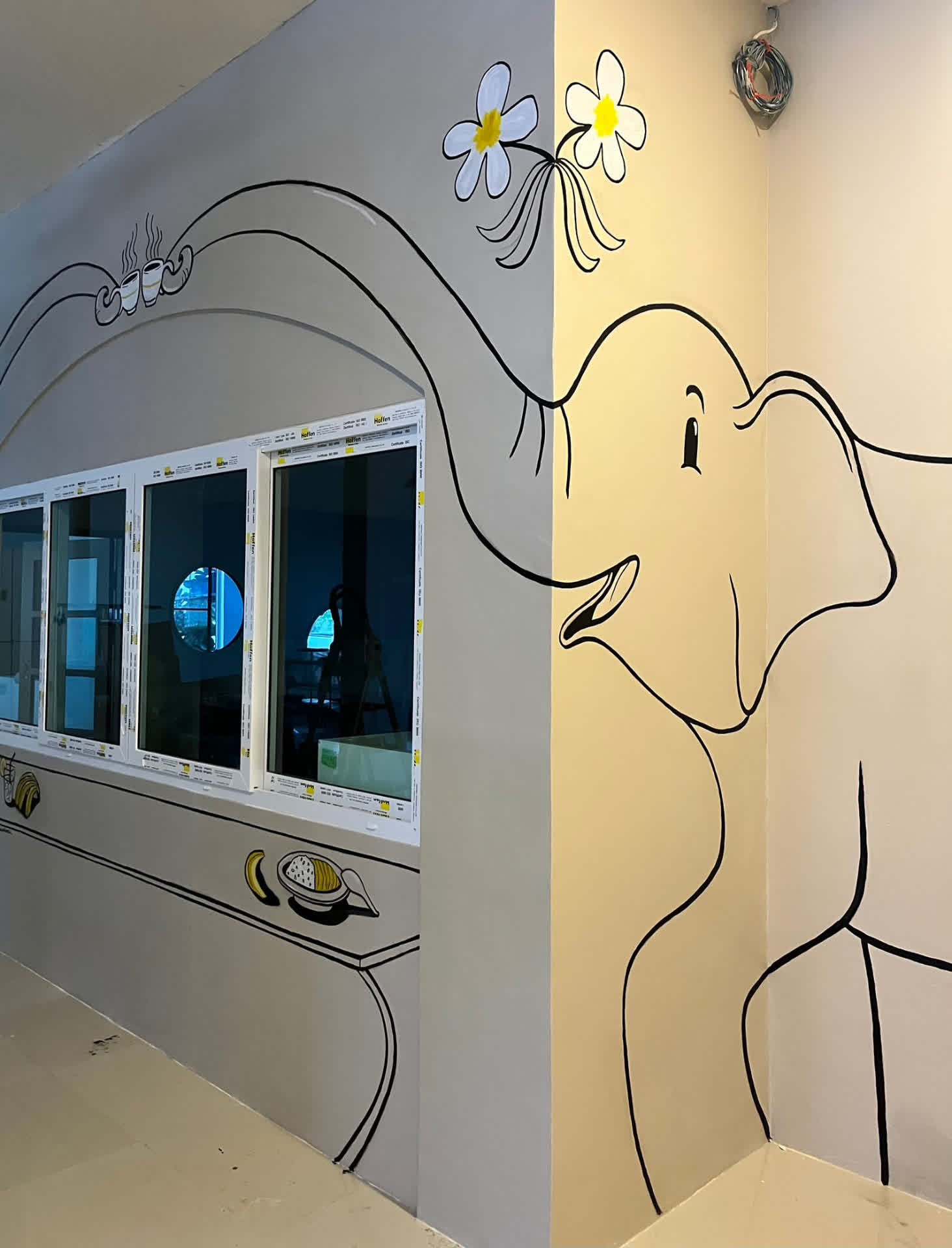 Mural d'elefant a línia amb flors de frangipani