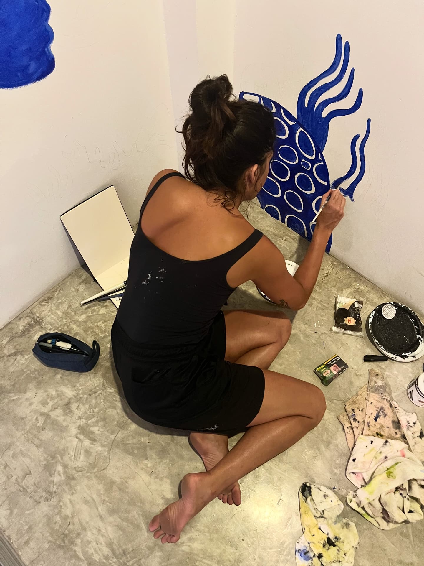 L'artista pintant un mural marí blau a Phuket